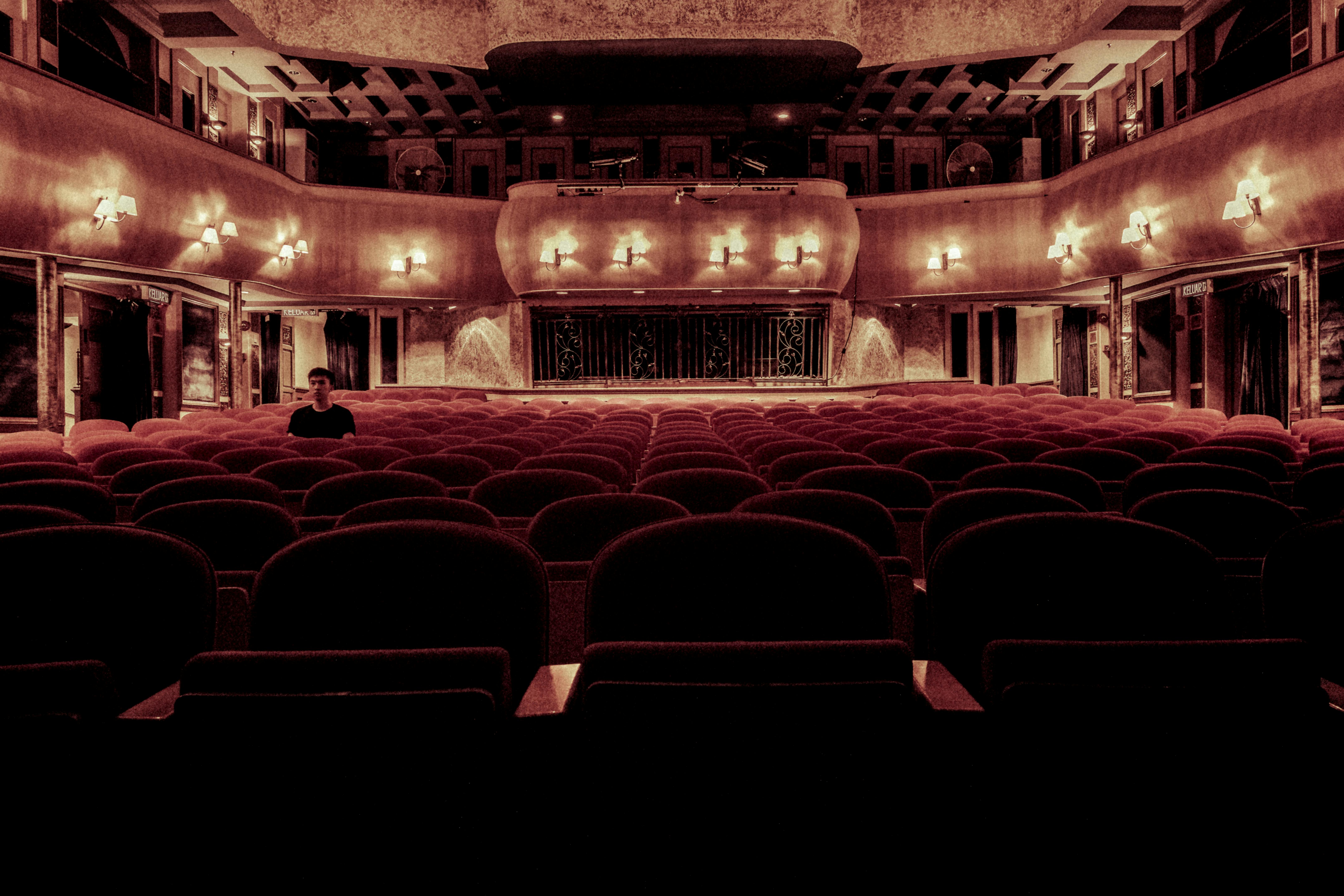 Photo de Donald Tong: https://www.pexels.com/fr-fr/photo/interieur-du-theatre-109669/