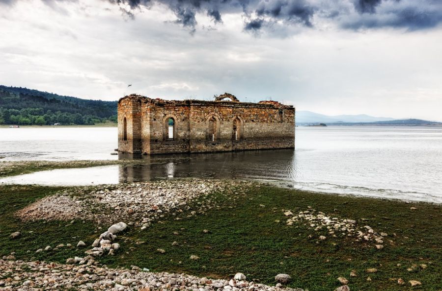 Photo de Bob Krustev: https://www.pexels.com/fr-fr/photo/batiment-gris-et-brun-sur-plan-d-eau-sous-un-ciel-nuageux-pendant-la-journee-172877/
