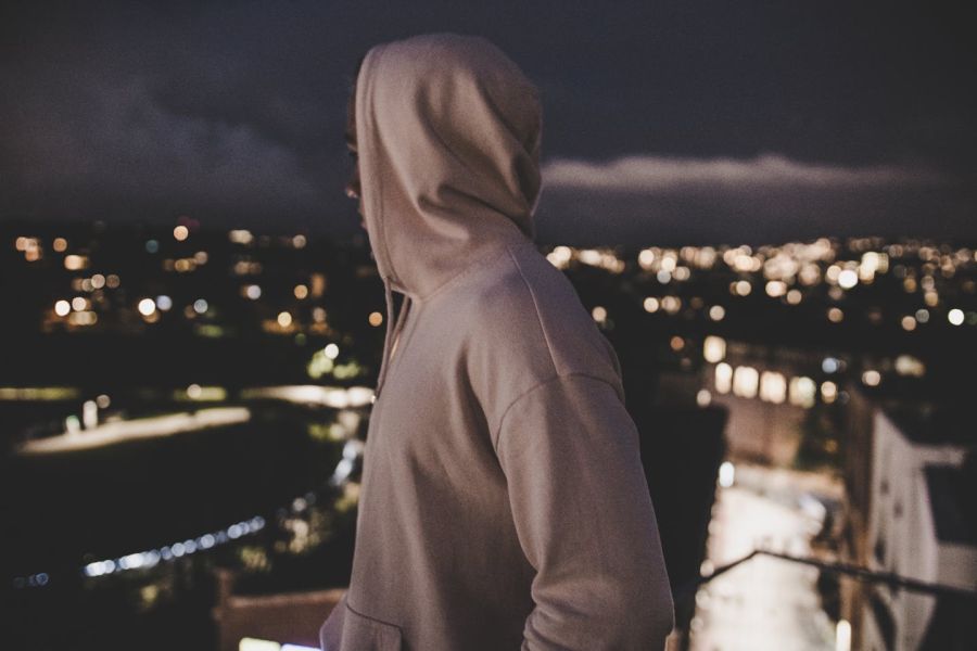 Photo de Nikolai Ulltang: https://www.pexels.com/fr-fr/photo/personne-en-photographie-sweat-a-capuche-gris-572463/