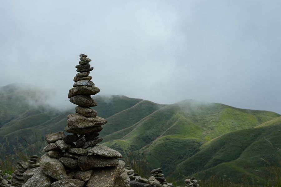 Photo de 海风 张: https://www.pexels.com/fr-fr/photo/cairn-de-pierre-sur-un-paysage-de-montagne-brumeux-34324143/