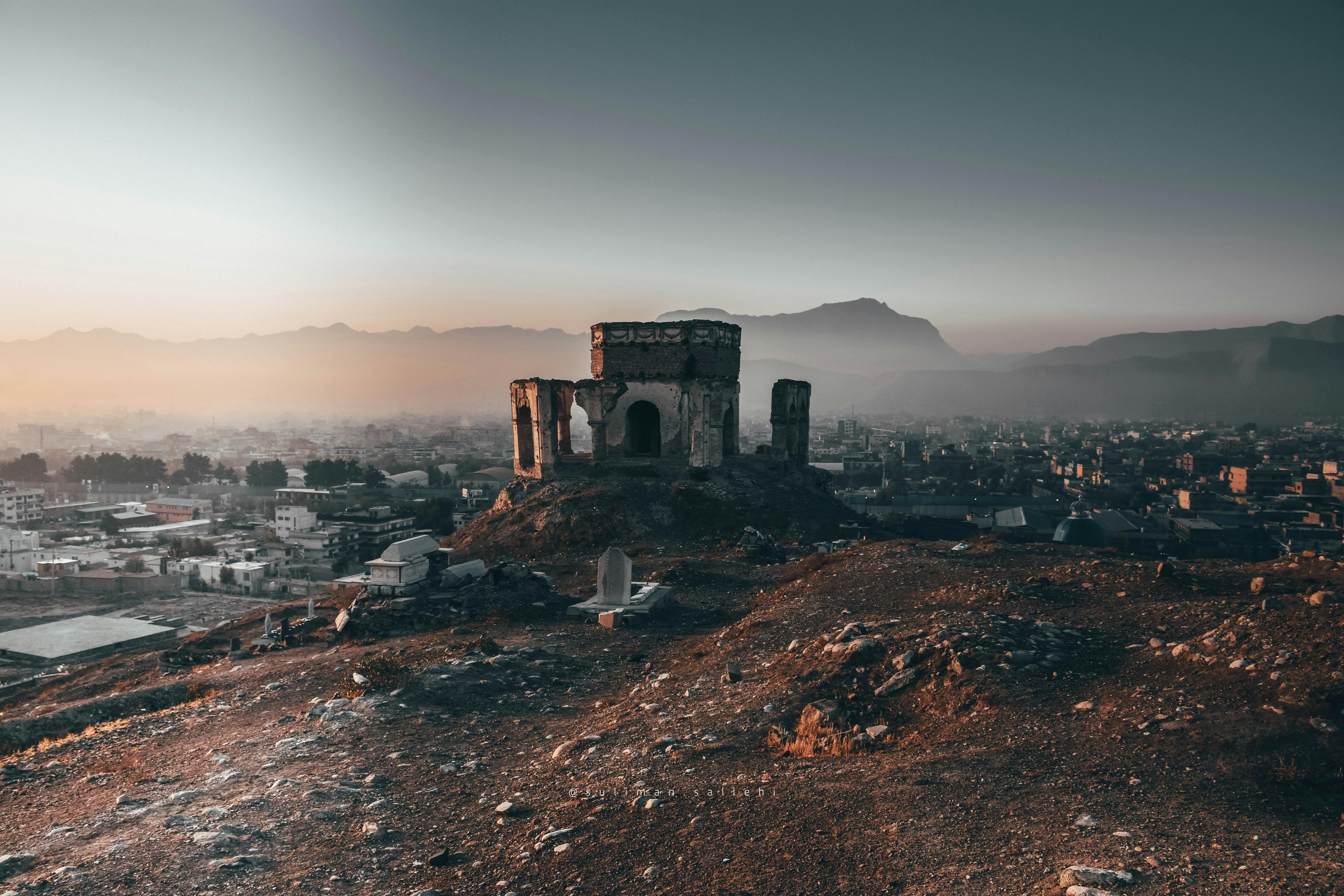 Photo de Suliman Sallehi: https://www.pexels.com/fr-fr/photo/structure-en-beton-gris-1481829/