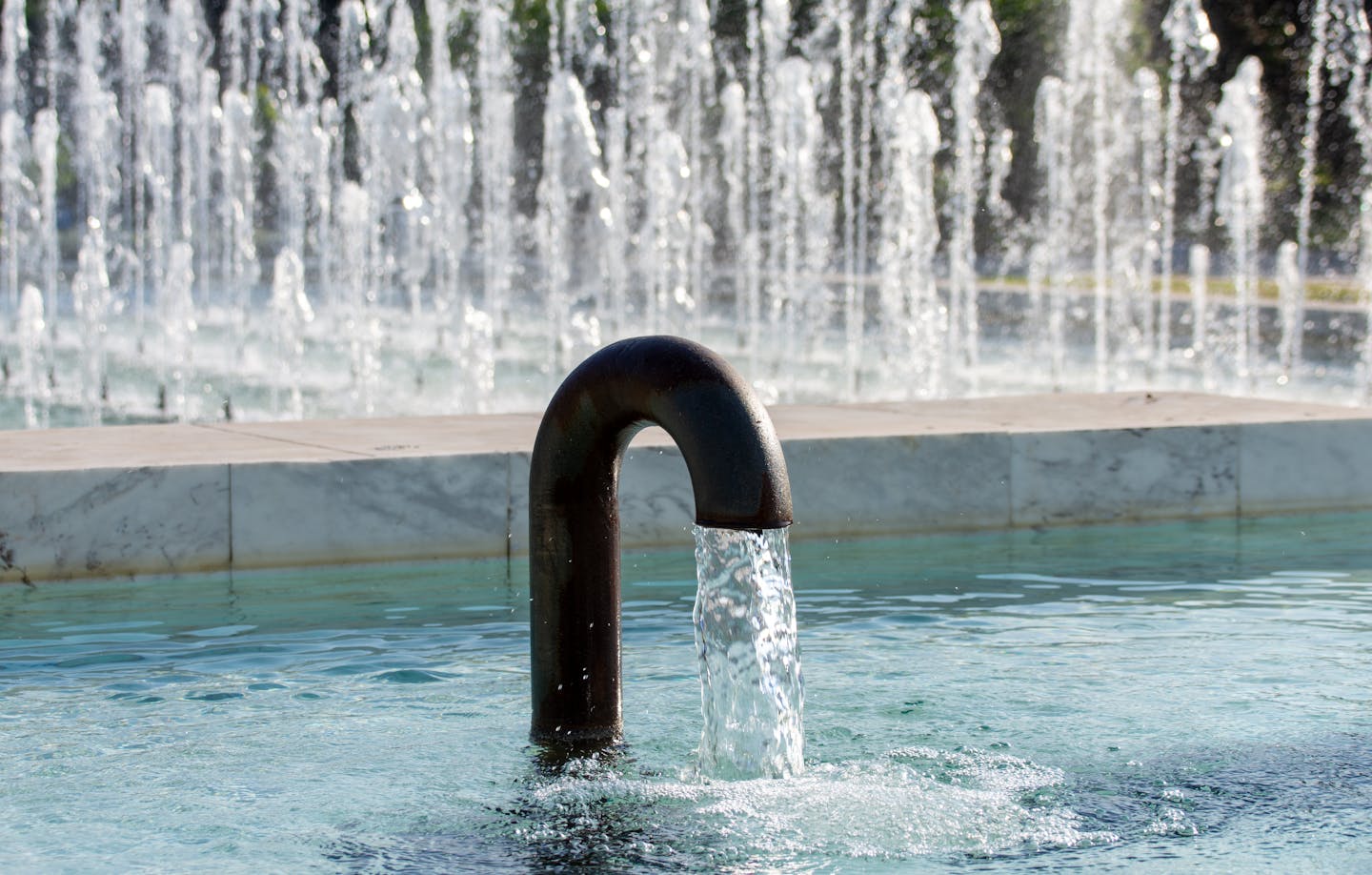 Photo de wal_ 172619: https://www.pexels.com/fr-fr/photo/fontaine-elegante-avec-tuyau-arque-36519882/
