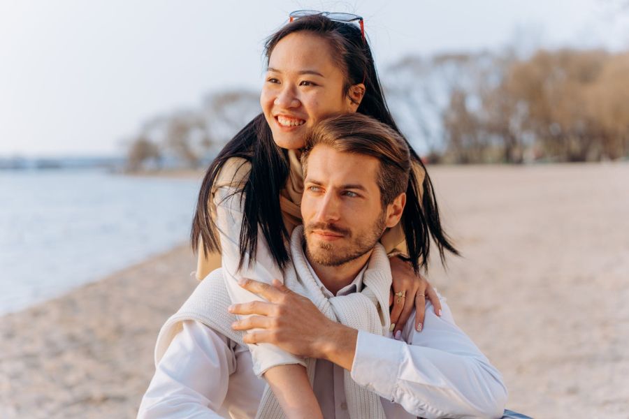 Photo de Mikhail Nilov: https://www.pexels.com/fr-fr/photo/femme-en-chemise-a-manches-longues-blanche-etreignant-femme-en-chemise-a-manches-longues-blanche-7698570/