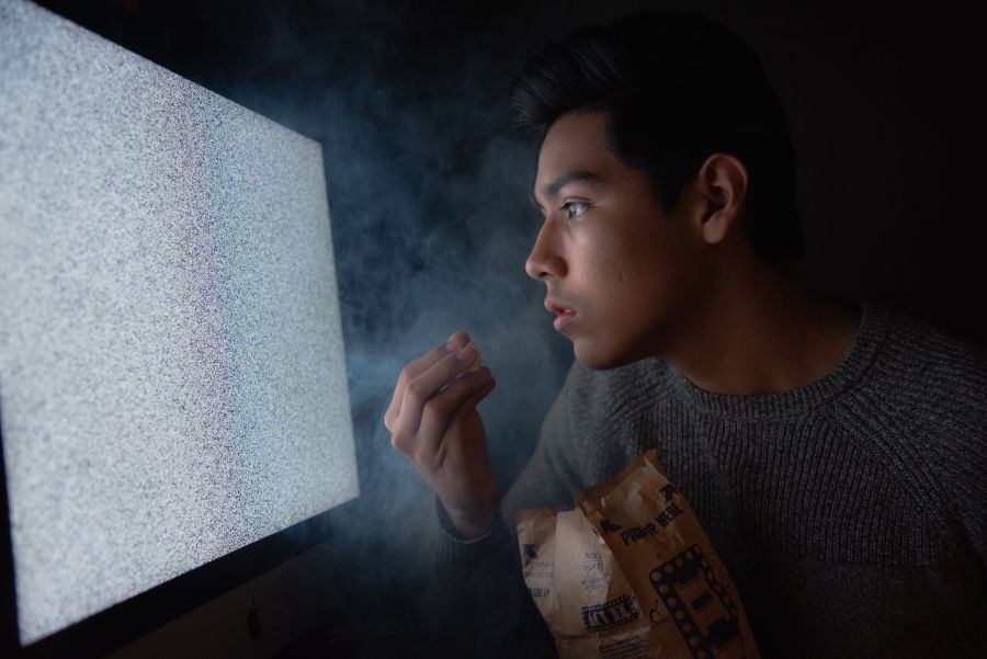 Photo de Amateur Hub: https://www.pexels.com/fr-fr/photo/homme-mangeant-des-chips-en-regardant-la-television-3571503/