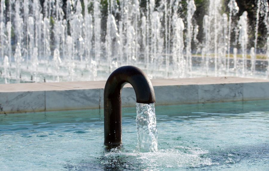 Photo de wal_ 172619: https://www.pexels.com/fr-fr/photo/fontaine-elegante-avec-tuyau-arque-36519882/