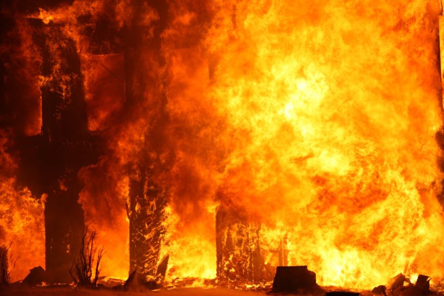 Photo de Vladimir Shipitsin: https://www.pexels.com/fr-fr/photo/building-batiment-immeuble-feu-11688875/