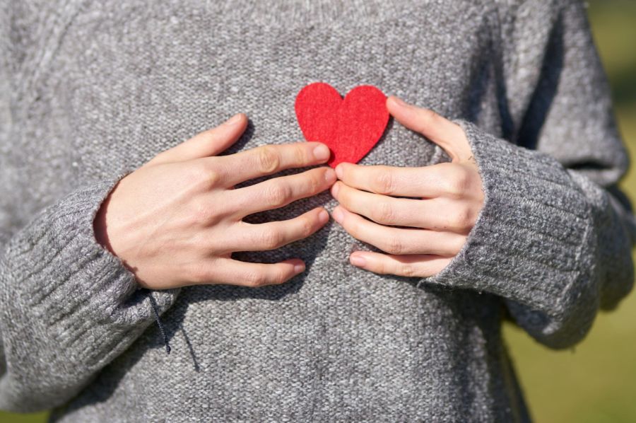 Photo de Engin Akyurt: https://www.pexels.com/fr-fr/photo/femme-tenue-coeur-decouper-1820509/