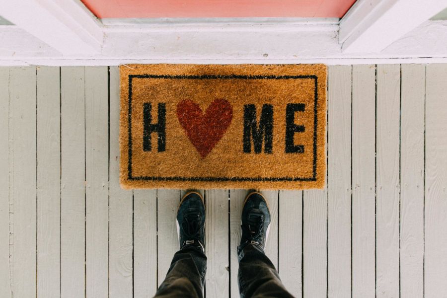 Photo de Kelly    : https://www.pexels.com/fr-fr/photo/tapis-noir-pour-la-maison-2950003/