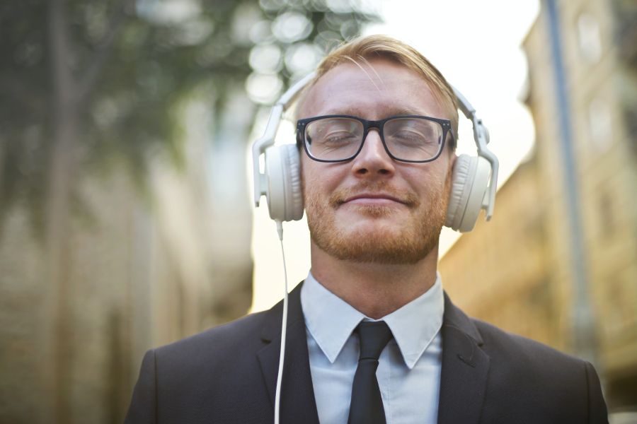 Photo de Andrea Piacquadio sur Pexels: https://www.pexels.com/fr-fr/photo/homme-gai-en-tenue-de-soiree-appreciant-la-musique-3771813/