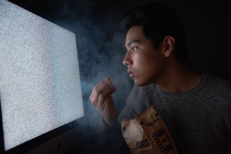 Photo de Amateur  Hub: https://www.pexels.com/fr-fr/photo/homme-mangeant-des-chips-en-regardant-la-television-3571503/