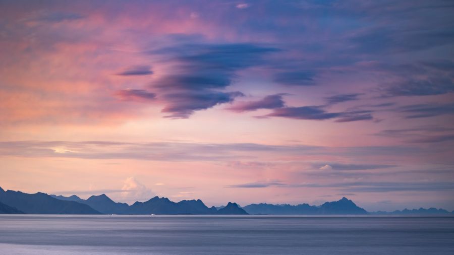 Photo de Marek Piwnicki sur Pexels: https://www.pexels.com/fr-fr/photo/mer-aube-paysage-montagnes-18311190/