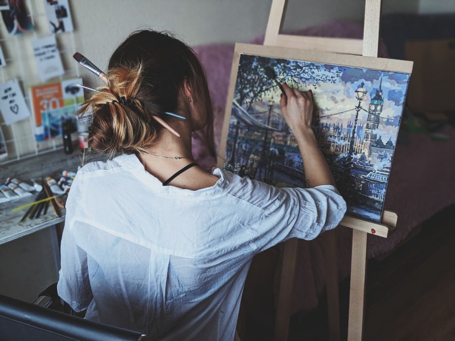 Photo de Valeriia Miller: https://www.pexels.com/fr-fr/photo/photo-de-femme-devant-la-peinture-3547625/