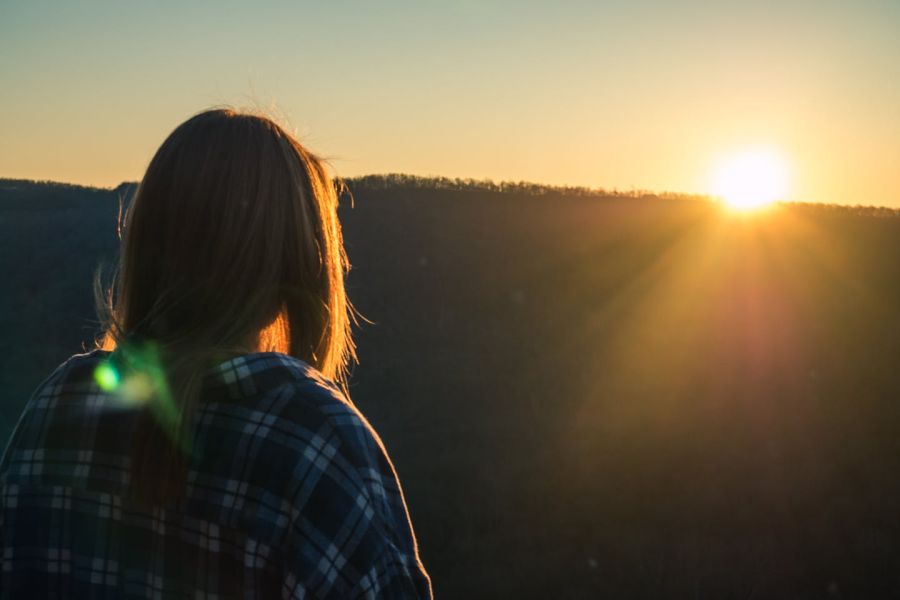 Photo de David Besh: https://www.pexels.com/fr-fr/photo/femme-portant-une-chemise-a-carreaux-face-au-soleil-pendant-l-heure-d-or-704935/