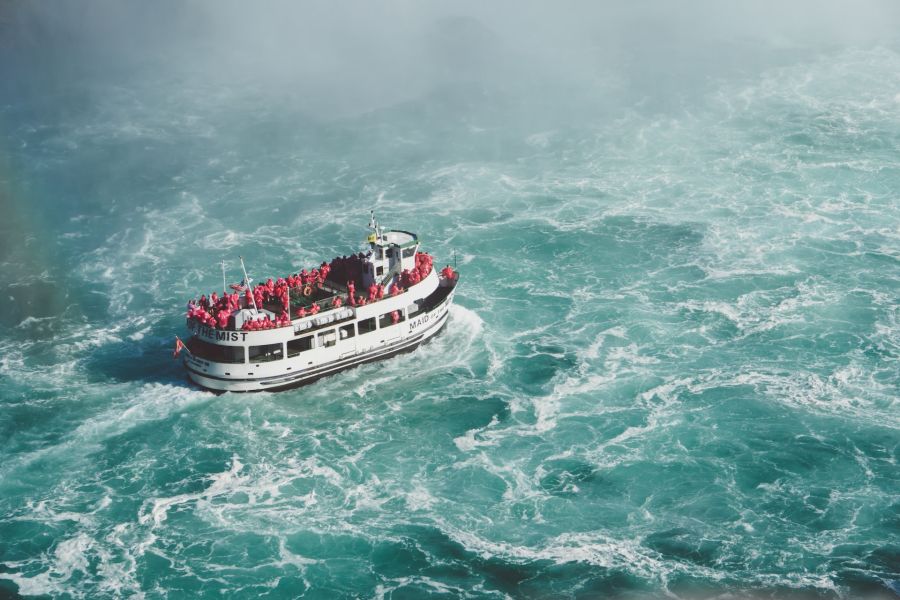 Photo de William Oris: https://www.pexels.com/fr-fr/photo/bateau-blanc-et-rouge-sur-remorque-bateau-1814472/