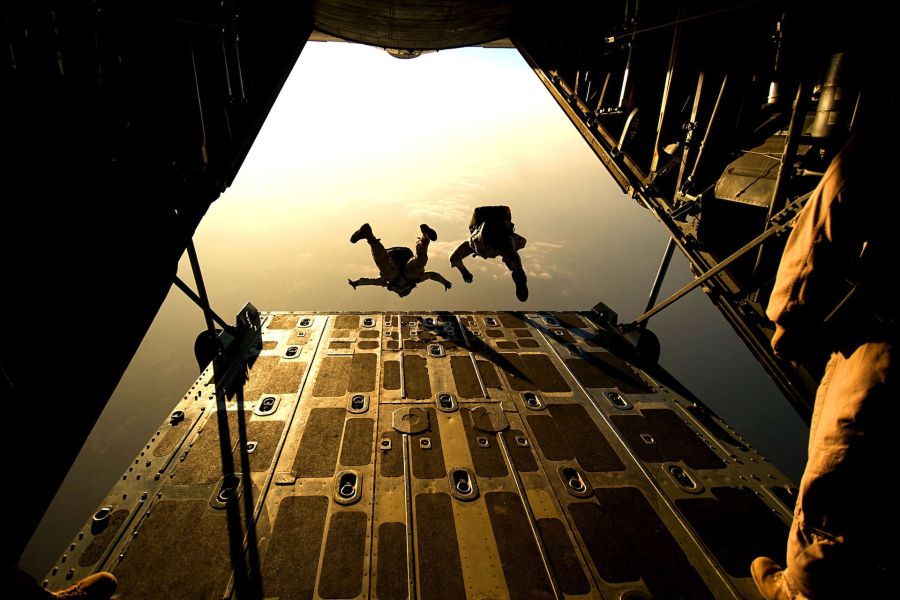 Photo de Pixabay: https://www.pexels.com/fr-fr/photo/les-parachutistes-decollant-d-avion-38447/