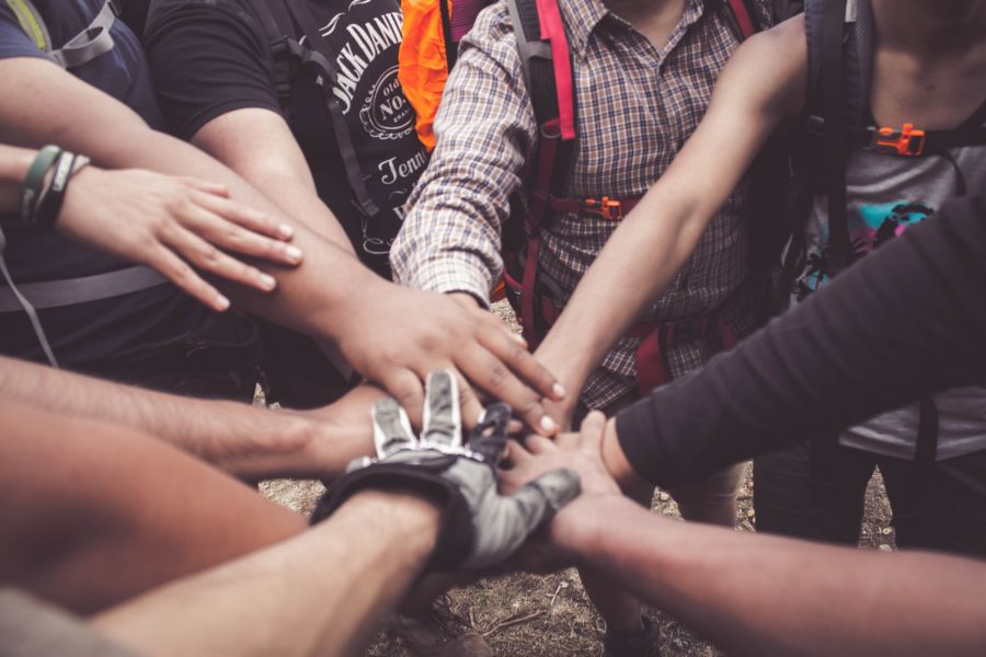 Photo de Dio Hasbi Saniskoro: https://www.pexels.com/fr-fr/photo/les-gens-qui-font-de-la-main-de-groupe-3280130/