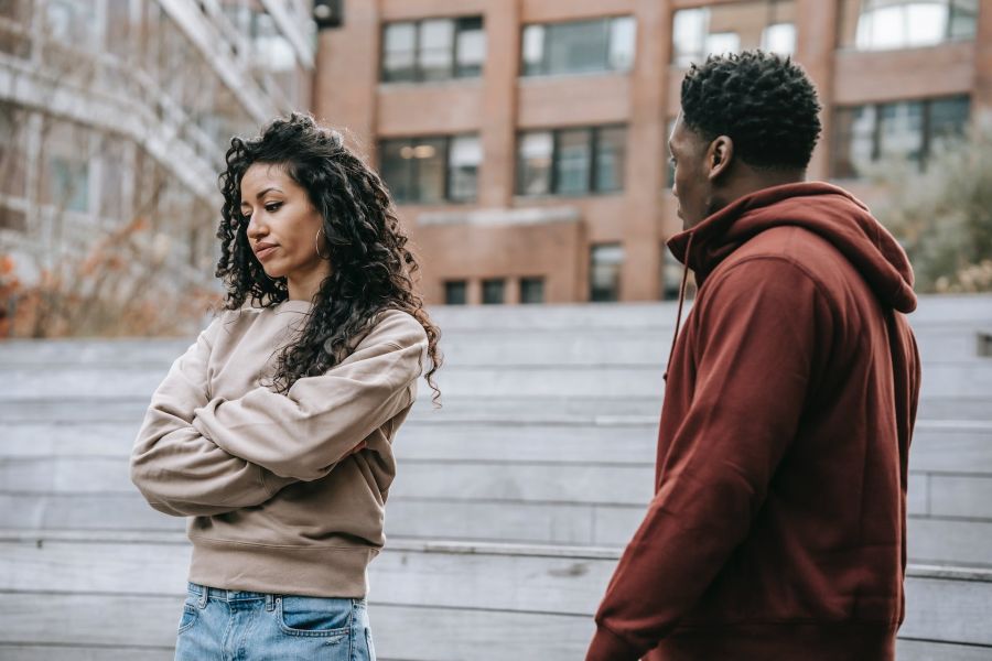 Photo de Keira Burton: https://www.pexels.com/fr-fr/photo/femme-en-veste-marron-debout-a-cote-de-l-homme-en-veste-rouge-6147229/