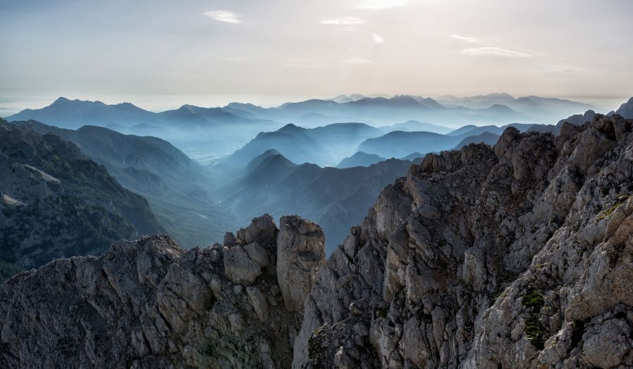 Photo de Krivec Ales: https://www.pexels.com/fr-fr/photo/photographie-a-vol-d-oiseau-des-montagnes-552785/