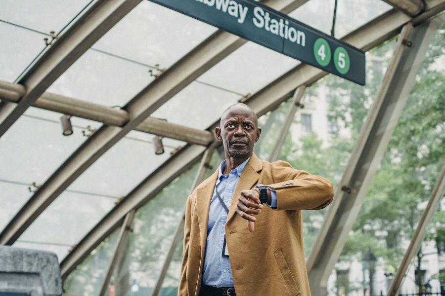 Photo de Ono  Kosuki: https://www.pexels.com/fr-fr/photo/reflechir-a-l-homme-noir-verifier-l-heure-sur-la-montre-bracelet-pres-de-la-station-de-metro-5648069/