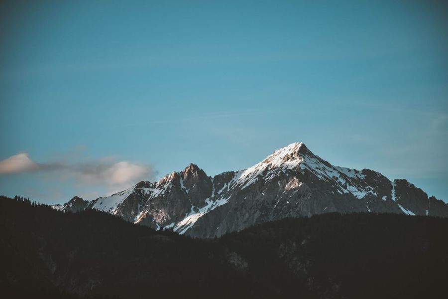 Photo de Stephan Seeber: https://www.pexels.com/fr-fr/photo/montagne-enneigee-sous-un-ciel-clair-1054218/