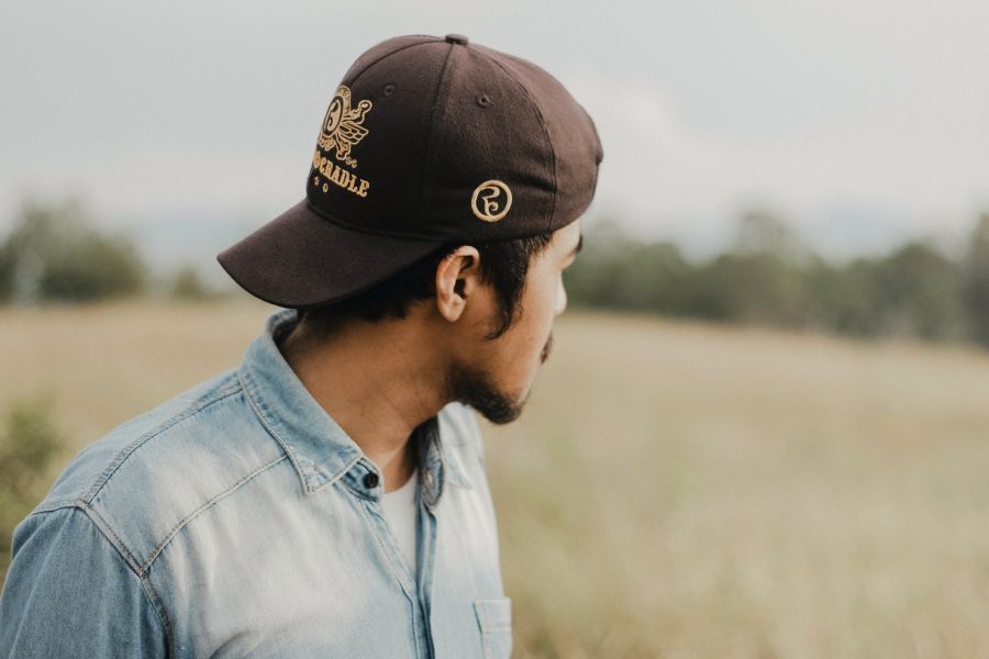 Photo de Padli Pradana: https://www.pexels.com/fr-fr/photo/mise-au-point-selective-de-l-homme-portant-une-casquette-brune-1451162/