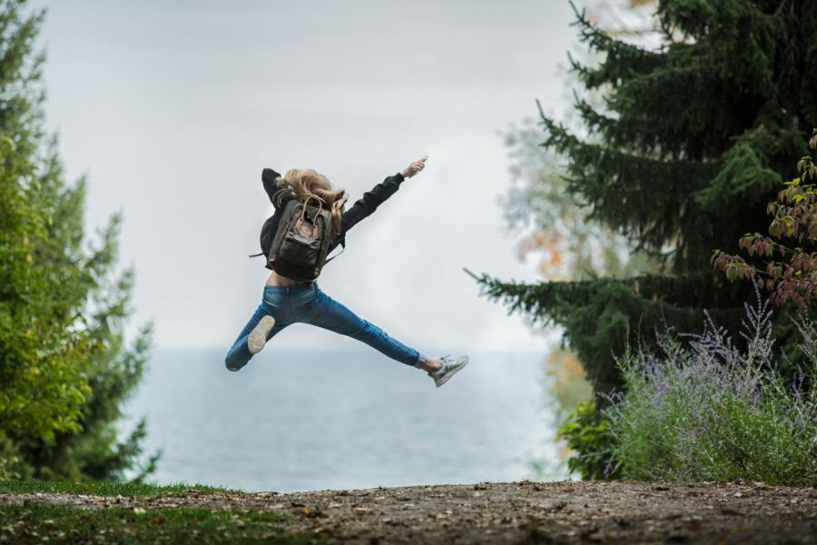 Photo de Sebastian Arie Voortman: https://www.pexels.com/fr-fr/photo/femme-sautant-avec-sac-a-dos-vert-214574/